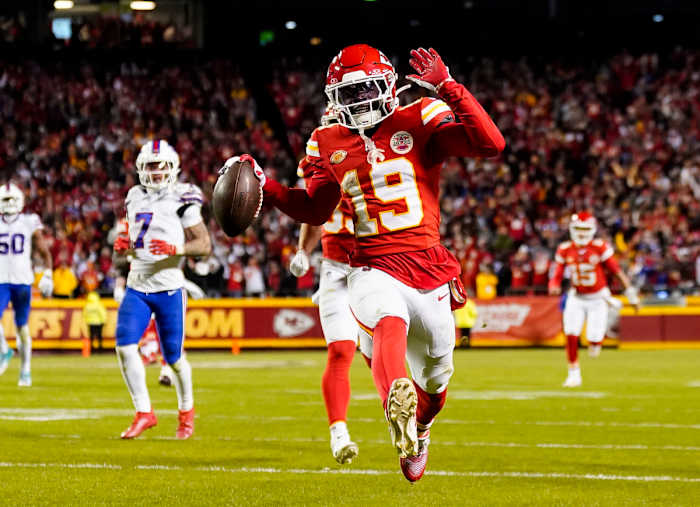 Kadarius Toney runs into the endzone with the ball in one hand